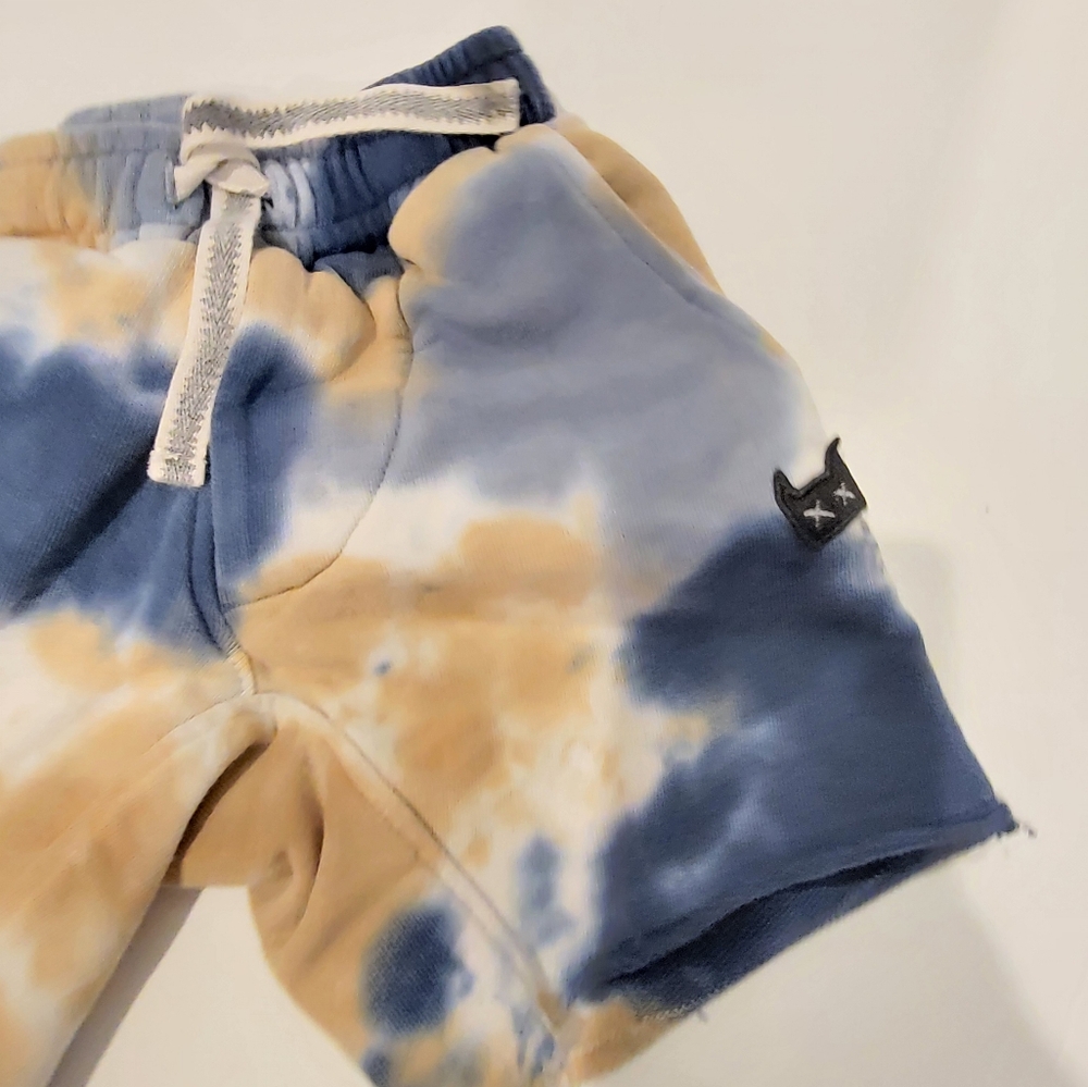 Munster toddler boys size 3 matching sweatshirt, sweatpants and shorts set.
